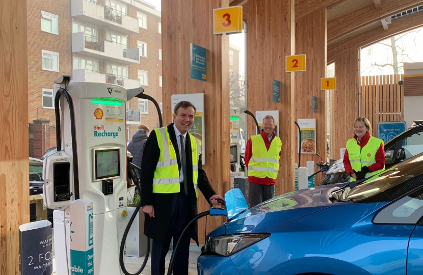 Greg gets ‘hands on’ at Fulham’s first EV station!