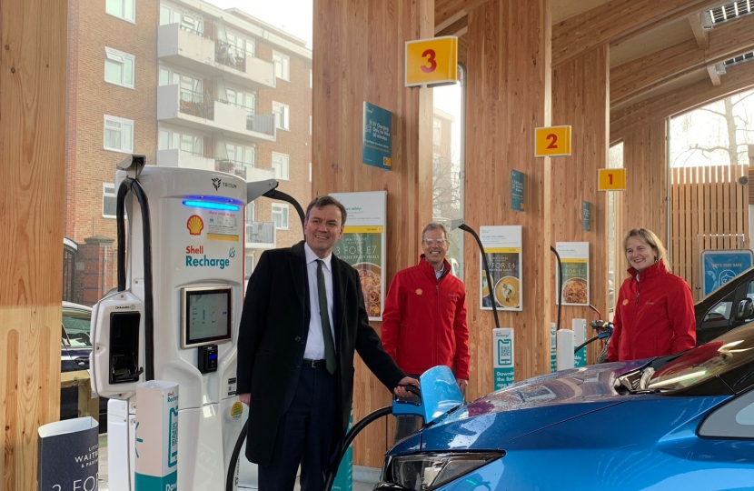 Greg gets ‘hands on’ at Fulham’s first EV station!