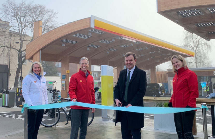 Greg gets ‘hands on’ at Fulham’s first EV station!