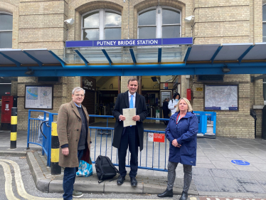 Improving pedestrian accessibility at Parsons Green and Putney Bridge Tube Stations 